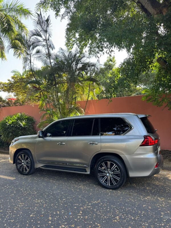 LEXUS LX570 2019 - Imagen 4