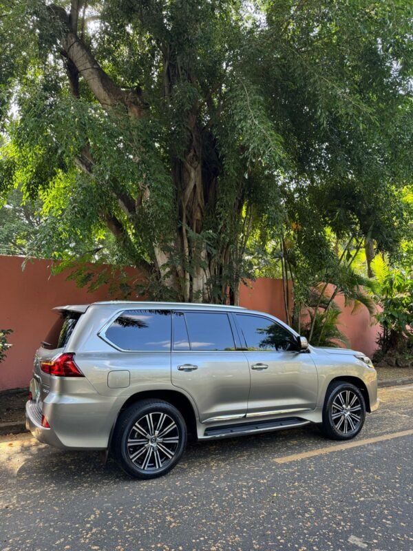 LEXUS LX570 2019 - Imagen 3